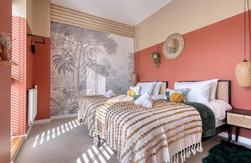 Trumpington Villa | Cambridge - hot tub, sauna, parking, pool table