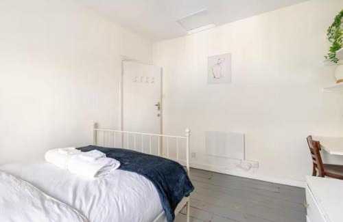 Camden Town with Primrose Hill Apartment | Camden - 3 Bedrooms - Sleeps 6 - Near Underground