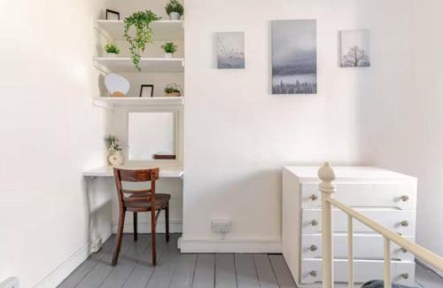 Camden Town with Primrose Hill Apartment | Camden - 3 Bedrooms - Sleeps 6 - Near Underground