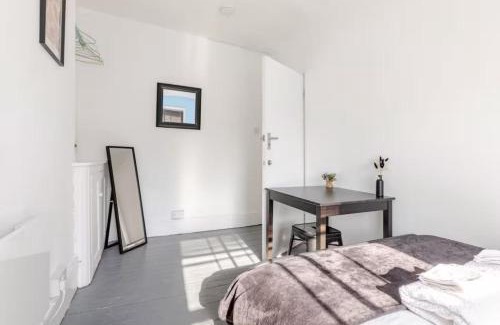 Camden Town with Primrose Hill Apartment | Camden - 3 Bedrooms - Sleeps 6 - Near Underground