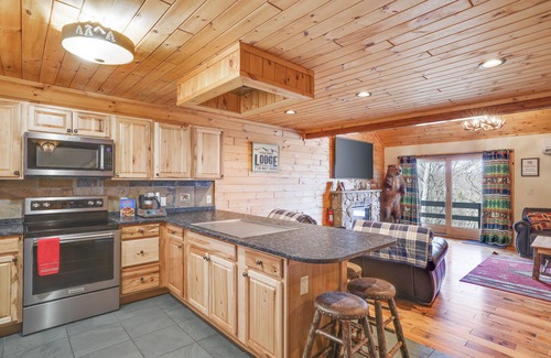 Village at Camelback House | CAMELBACK CABINS 103 in POCONOS Ski on off block parking level no steps to unit