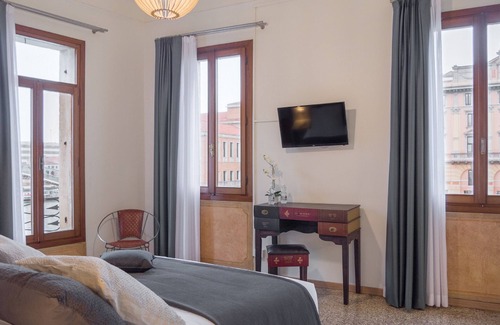 Santa Croce Bed & Breakfast | Camera 2 - Grand Canal Suites by Wonderful Italy