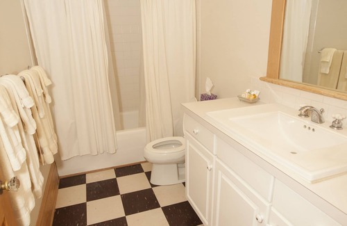 Historic Downtown Manteo House | Cameron House Inn