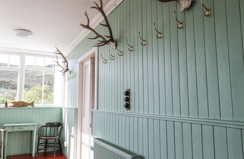 Muirshearlich Cottage | CAMISKY LODGE, pet friendly, character holiday cottage in Caol