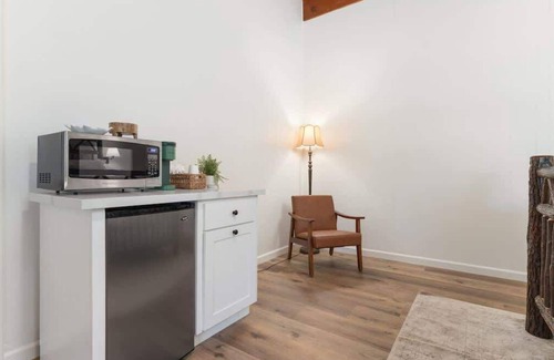 Springville Apartment | Camp Nelson Lodge Room 9