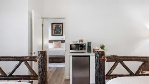 Springville Hotel | Camp Nelson Lodge Room 9