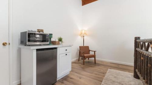 Springville Hotel | Camp Nelson Lodge Room 9