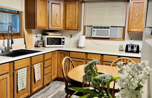 Harrison Cabin | Camp18, peaceful cabin in the woods, trail access, come ride in Leota.