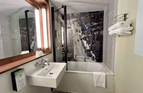 Artigues-pres-Bordeaux Hotel | Campanile NATURE - Bordeaux Est Artigues