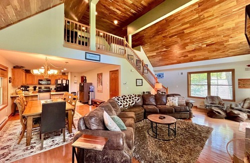 Hidden Valley House | 🐾 Campfire Crossing – Mountain Home | Fire pit, Waterfalls & Fall Foliage🍁🌲
