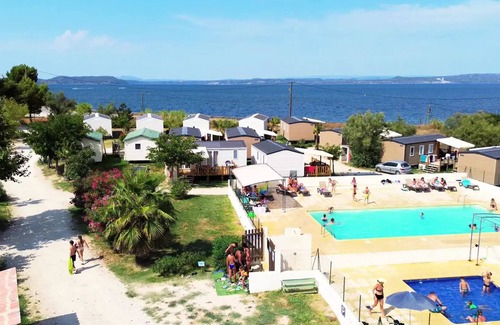 Saint-Mitre-les-Remparts House | Camping Félix de la bastide * - Mobile Home Arkansas. Comfort 4 room apartment for 8 people Air-conditioned