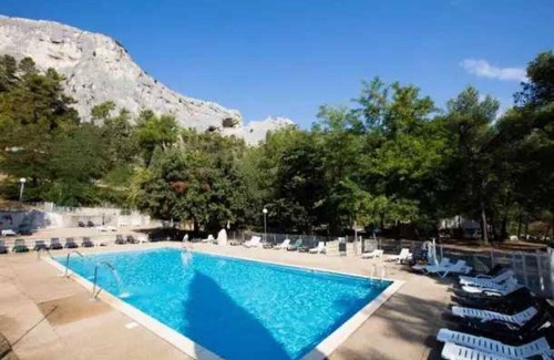 Orgon House | Camping 4 étoiles - Piscine - eebbbg