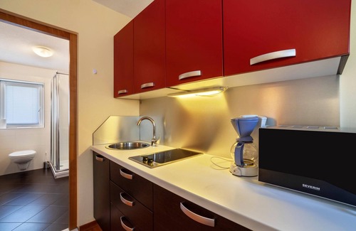 Naturno Apartment | 'Camping Adler Bungalow 17' with Mountain View, Terrace, Shared Pool & Wi-Fi