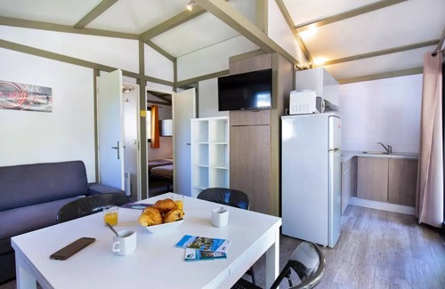 Greoux-les-Bains Ski Chalet | Camping Paradis La Pinède* - Chalet Daudet 30 m² 3 rooms 4/5 People Air-conditioned