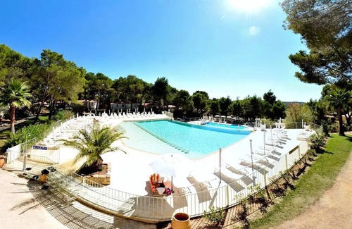 Castelnau-de-Guers House | Campsite Residential La Pinède * - Oceane COMFORT -2 bedrooms 27m2- *Clim, terrace, TV* 4 persons