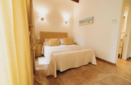 Sineu Hotel | CAN SERRETE - H. DOBLE VISTA CIUDAD - Nice hotel with shared swimming pool and free Wifi.