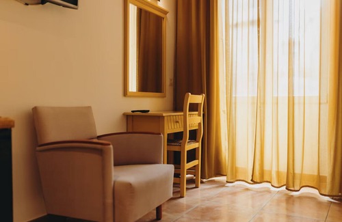 Sineu Hotel | CAN SERRETE - H. DOBLE VISTA CIUDAD - Nice hotel with shared swimming pool and free Wifi.