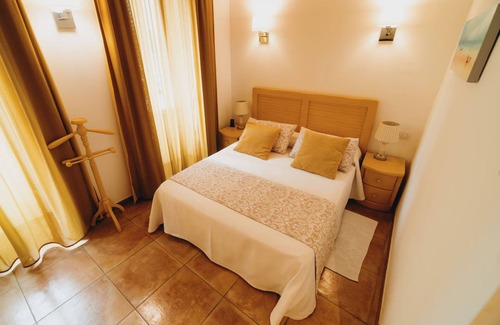 Sineu Hotel | CAN SERRETE - H. DOBLE VISTA CIUDAD - Nice hotel with shared swimming pool and free Wifi.