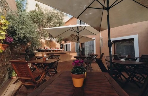 Sineu Hotel | CAN SERRETE - H. DOBLE VISTA MONTAÑA - Nice hotel with shared pool and free Wifi.