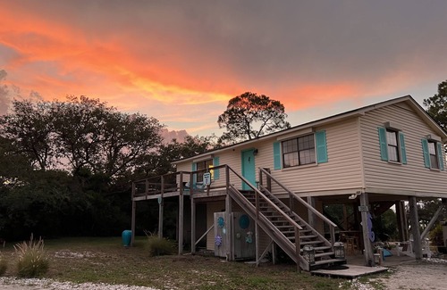 St. George Island House | Can't decide on the beach or the bay? The Seahorse Shanty is for you!