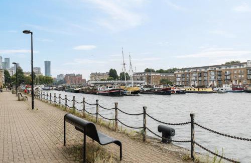 Surrey Docks Apartment | Canada Water Entire One-Bedroom Apartment