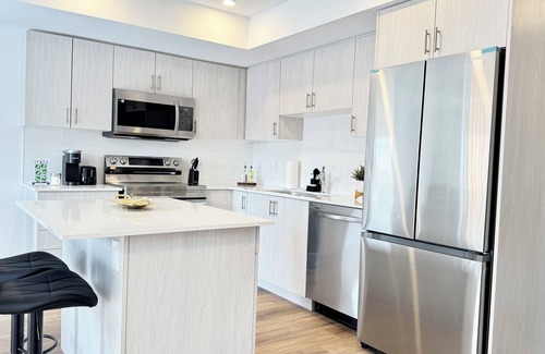 Welland House | Canal Front 3BR House in Welland