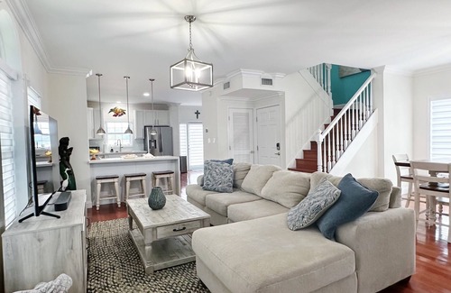 Twin Lakes House | CANAL FRONT HOME WITH DOCK FOR YOUR BOAT. CENTRALLY LOCATED IN KEY LARGO