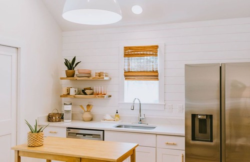 Kitty Hawk House | Canal front, Modern Tiny House! Bikes. Fire pit!