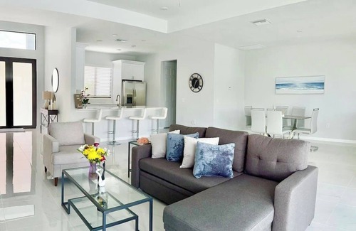 Mariner House | Canal front relaxation retreat