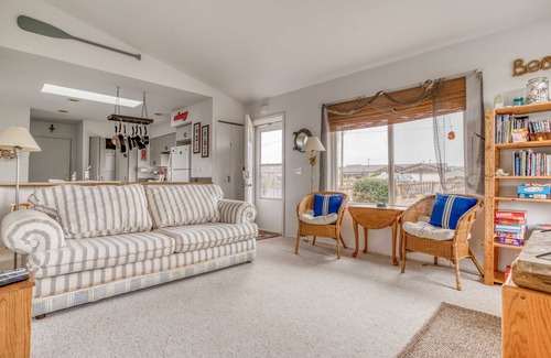 Bayshore House | Canal Front-Sweet Nautical Décor Near Beach-Bayshore Amenities!