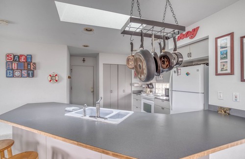 Bayshore House | Canal Front-Sweet Nautical Décor Near Beach-Bayshore Amenities!