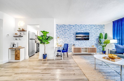 Survey Creek Apartment | Canal View Ground Floor Retreat – Palm Wave Stays