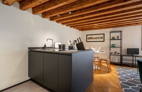Cannaregio Apartment | CANAL VIEW- SPIRES BRIDGE