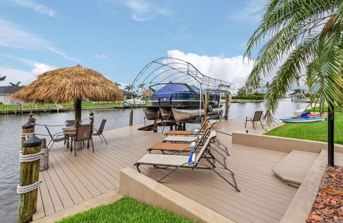 Pelican House | Canal Views, Heated Pool, Sleeps 8! - Magenta Sky and Key Lime Pie
