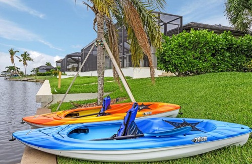 Pelican House | Canal Views, Heated Pool, Sleeps 8! - Magenta Sky and Key Lime Pie