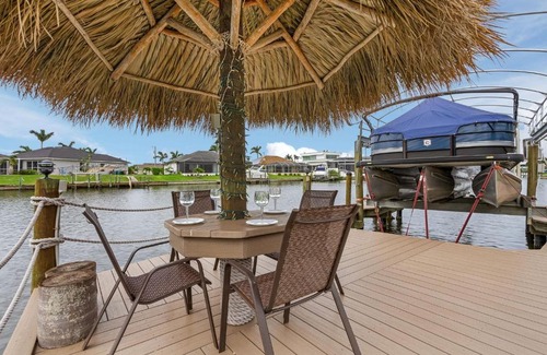 Pelican House | Canal Views, Heated Pool, Sleeps 8! - Magenta Sky and Key Lime Pie