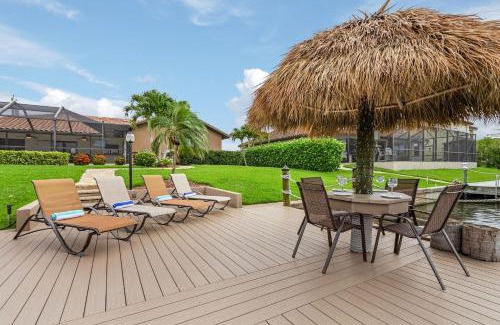 Pelican House | Canal Views, Heated Pool, Sleeps 8! - Magenta Sky and Key Lime Pie