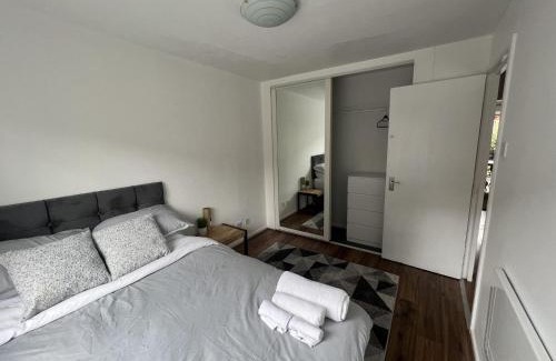 Island Gardens Apartment | Canary Wharf Haven - Spacious & Homely Entire 1 Bedroom Flat