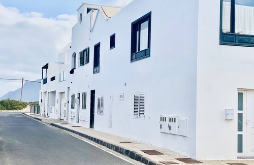 Caleta de Famara Apartment | Canaryislandshost l Famara Surfer