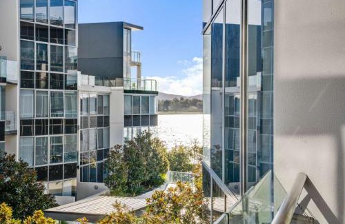 Kingston Apartment | Canberra Lakefront 2-Bed with Pool, Gym & Parking