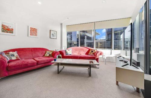 Kingston Apartment | Canberra Lakefront 2-Bed with Pool, Gym & Parking