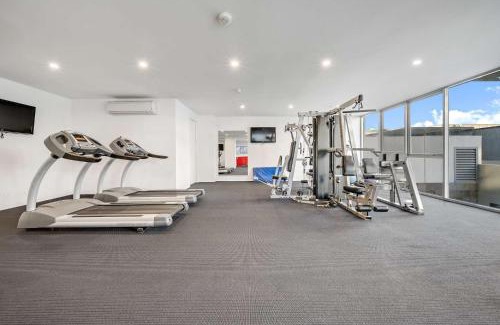 Kingston Apartment | Canberra Lakefront 2-Bed with Pool, Gym & Parking