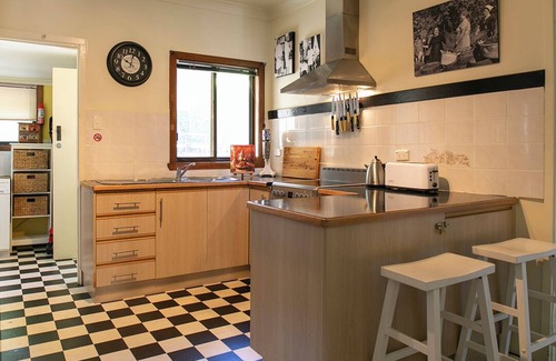 Mount Beauty Cottage | Candlewick Cottage - Quiet Country Getaway