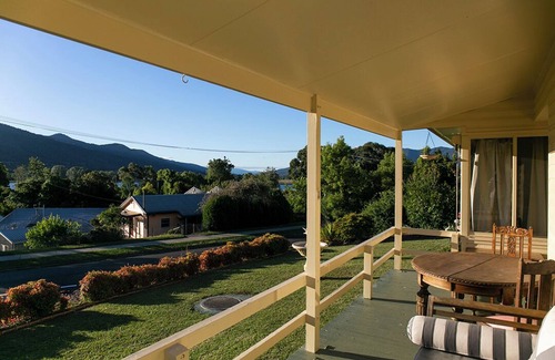 Mount Beauty Cottage | Candlewick Cottage - Quiet Country Getaway