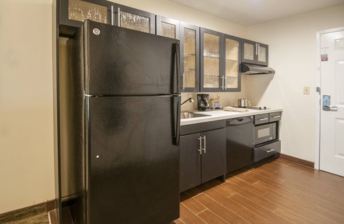 Mid City South Hotel | Candlewood Suites Baton Rouge - College Drive by IHG