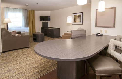 Mid City South Hotel | Candlewood Suites Baton Rouge - College Drive by IHG