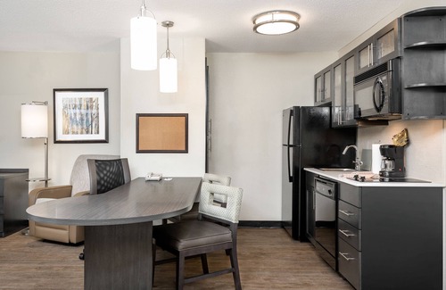 Arrowood Hotel | Candlewood Suites Charlotte - Arrowood by IHG