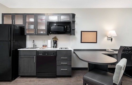 Arrowood Hotel | Candlewood Suites Charlotte - Arrowood by IHG