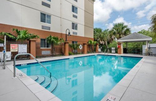 Fort Myers Hotel | Candlewood Suites Fort Myers Interstate 75 by IHG