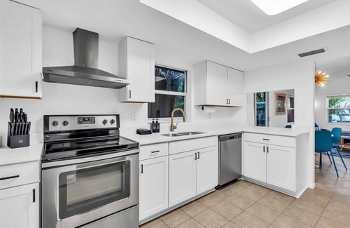 Park East House | CandyPop Retro Retreat - 2BD/2BA Near Downtown SRQ